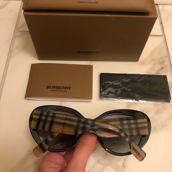 🔥NEW BURBERRY SUNGLASSES 🔥 - Picture 3 of 11
